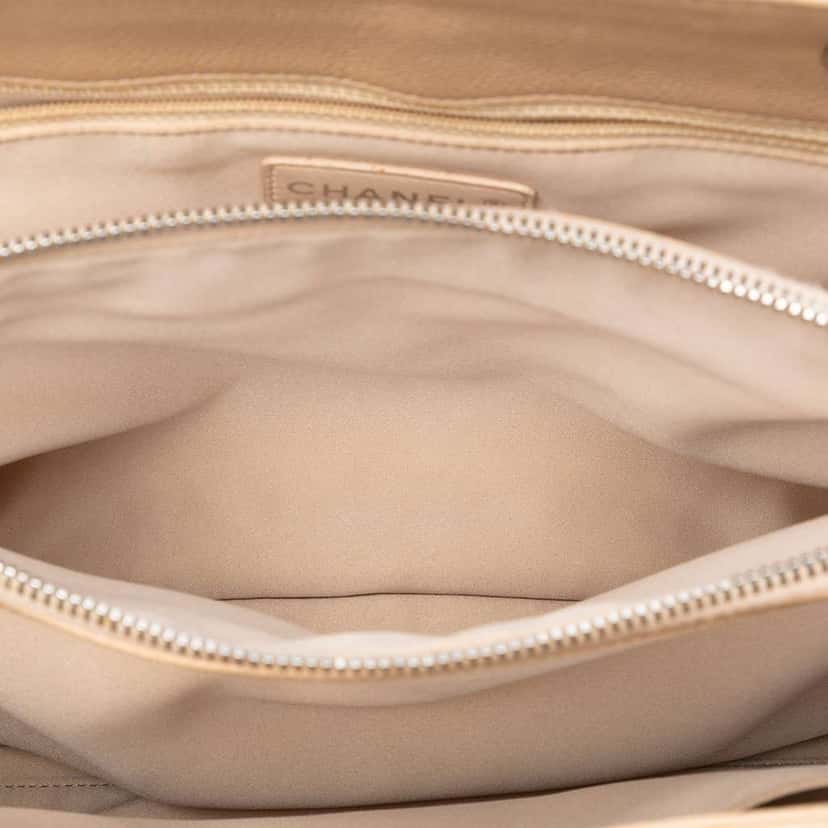 Chanel Caviar Grand Shopping Tote Brown Leather Good condition - Model View