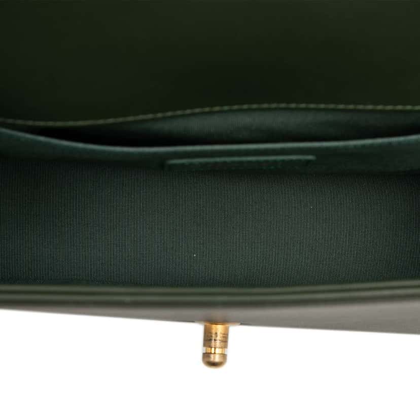 Chanel Old Medium Chevron Lambskin Boy Flap Green Leather Good condition - Model View