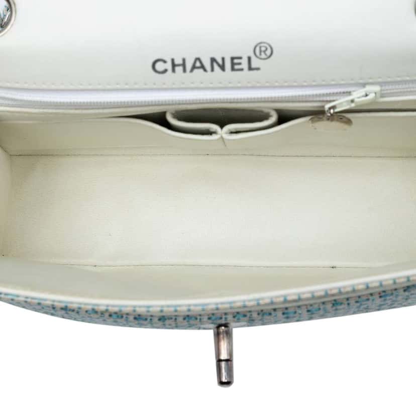Chanel CC Quilted Tweed Chain Flap White Tweed Good condition - Model View