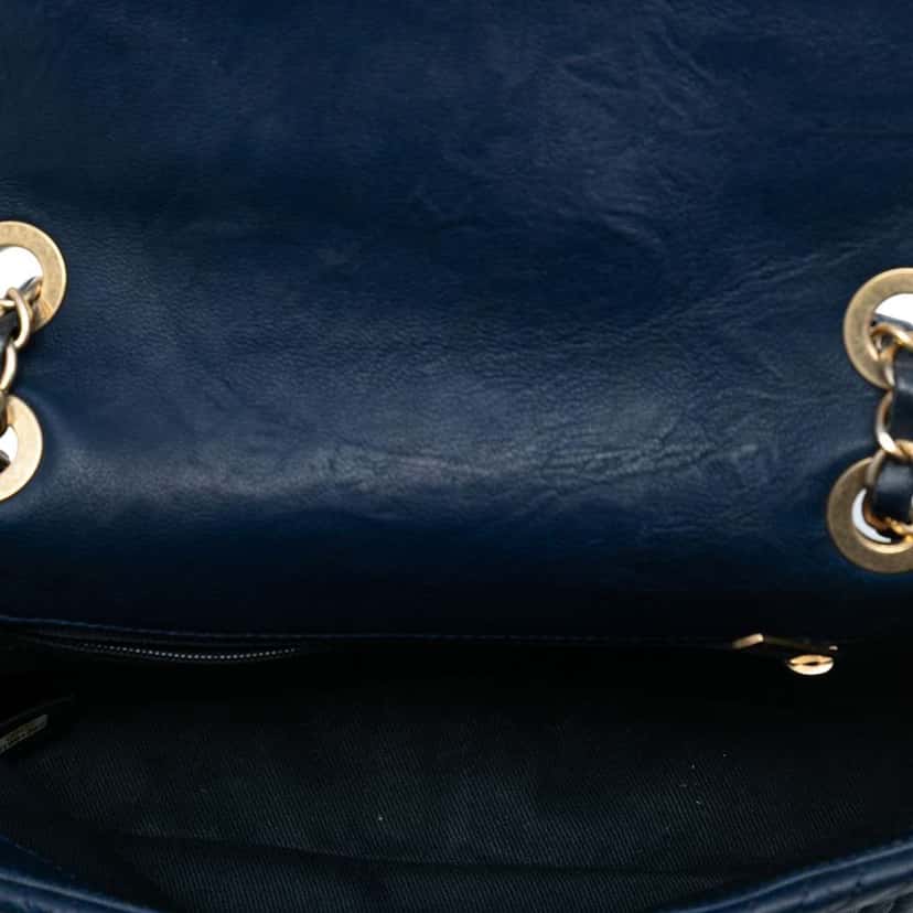 Chanel Small Chevron Wrinkled Calfskin Medallion Charm Surpique Flap Blue Leather Good condition - Model View