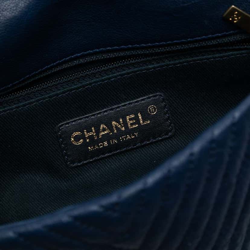 Chanel Small Chevron Wrinkled Calfskin Medallion Charm Surpique Flap Blue Leather Good condition - Box View