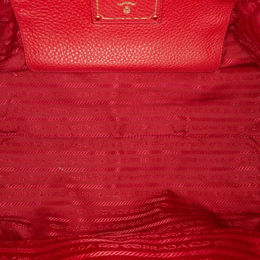 Prada Vitello Daino Shoulder Bag Red Leather Good condition - Model View