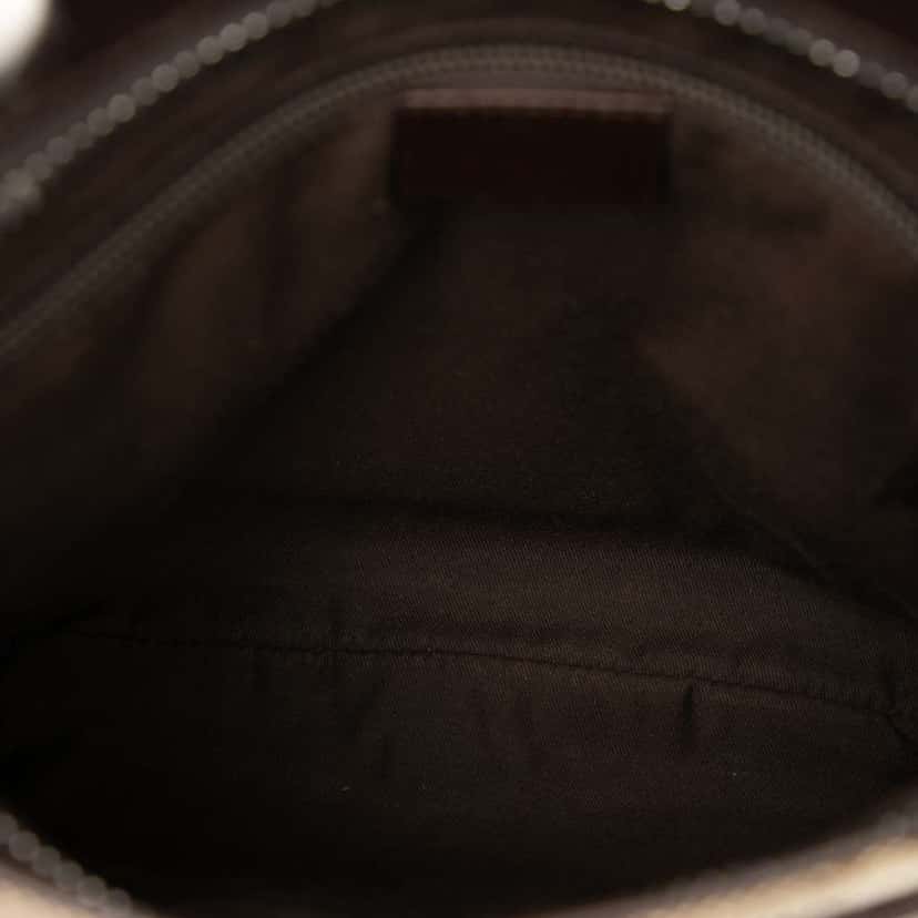 Gucci GG Canvas Crossbody Brown Canvas Good condition - Model View