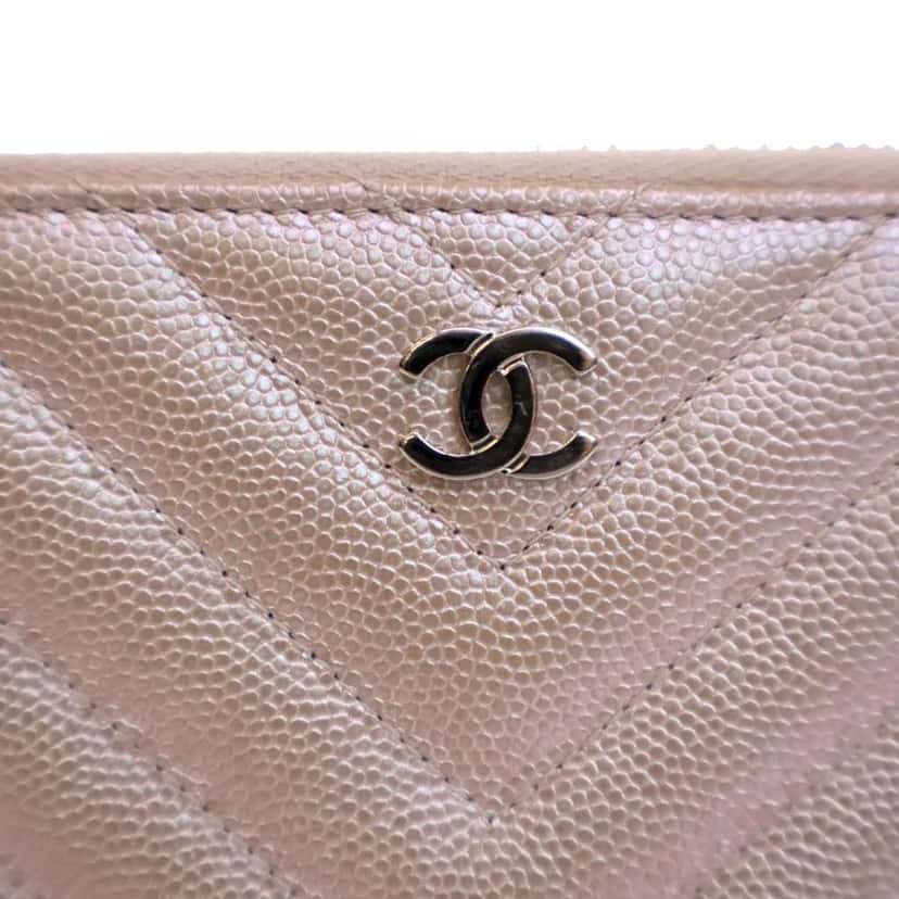 Chanel CC Chevron Iridescent Caviar Zip Around Wallet Pink Leather Good condition - Model View