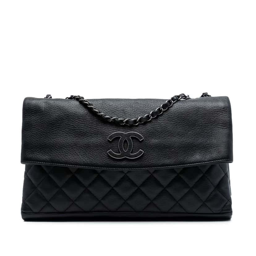 Chanel CC Quilted Calfskin Hamptons Foldover Flap Black Leather Good condition - Front View