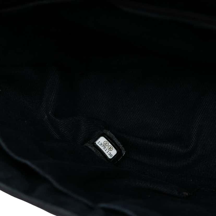 Chanel Quilted Calfskin Reissue 2.55 Easy Messenger Flap Black Leather Good condition - Model View