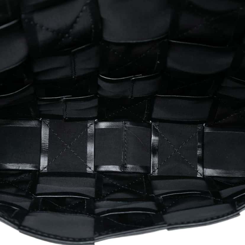 Bottega Veneta Stretch Paper Calfskin Intrecciato Cassette Crossbody Black Leather Good condition - Model View