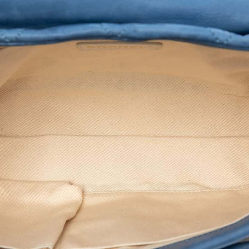 Chanel Large Quilted Iridescent Calfskin Chic Quilt Flap Blue Leather Good condition - Model View