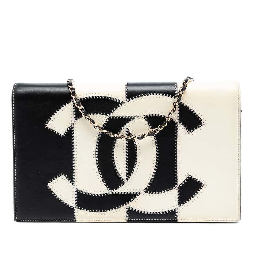 Chanel CC Lambskin Embroidered Clutch With Chain Black Leather Very good condition - Front View