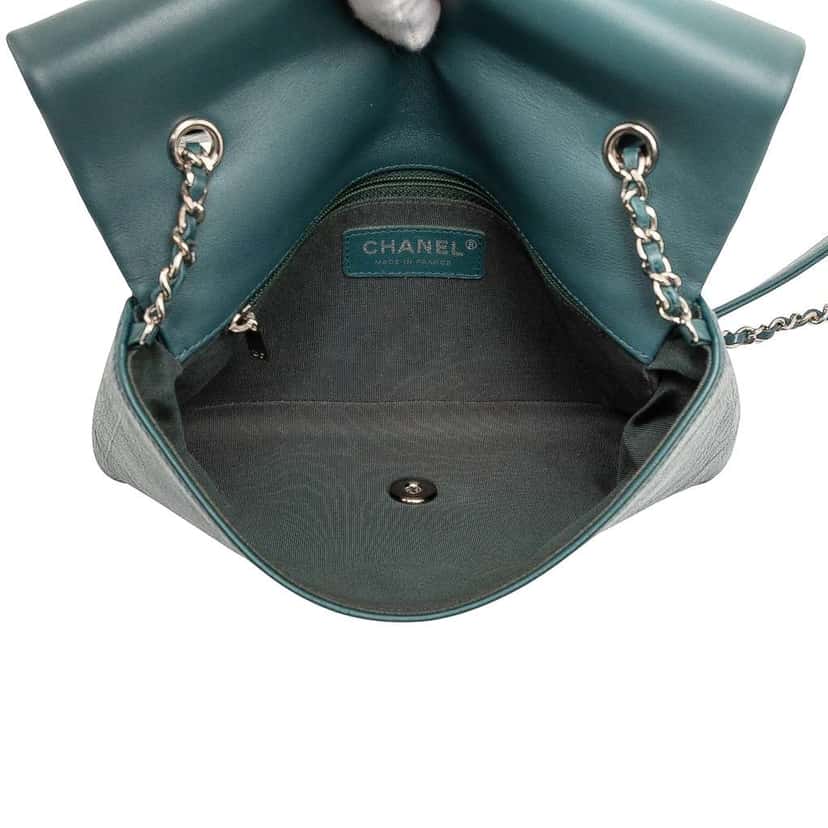 Chanel Small Quilted Crumpled Calfskin Bi Vintage Full Flap Green Leather Good condition - Model View
