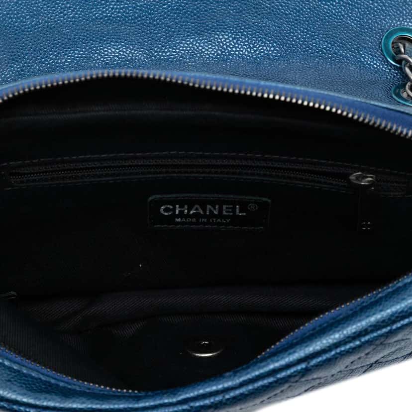 Chanel Medium Quilted Iridescent Caviar Easy Flap Blue Leather Good condition - Model View