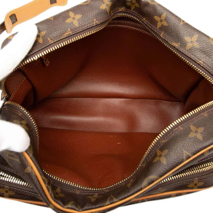 Louis Vuitton Monogram Nil Crossbody Brown Good condition - Model View