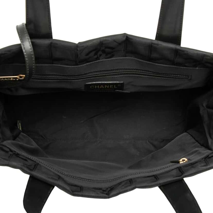 Chanel New Travel Line Nylon Tote Black Good condition - Model View