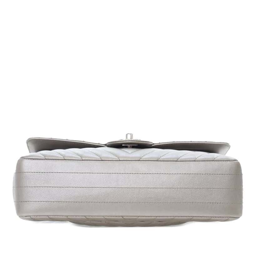 Chanel Medium Classic Chevron Caviar Double Flap Silver Leather Good condition - Model View