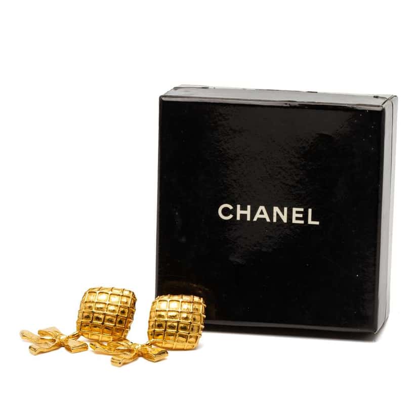Chanel Gold Plated Bow Drop Clip on Earrings Gold Metal Good condition - Model View