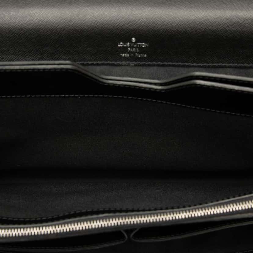 Louis Vuitton Taiga Robusto 1 Black Leather Good condition - Model View