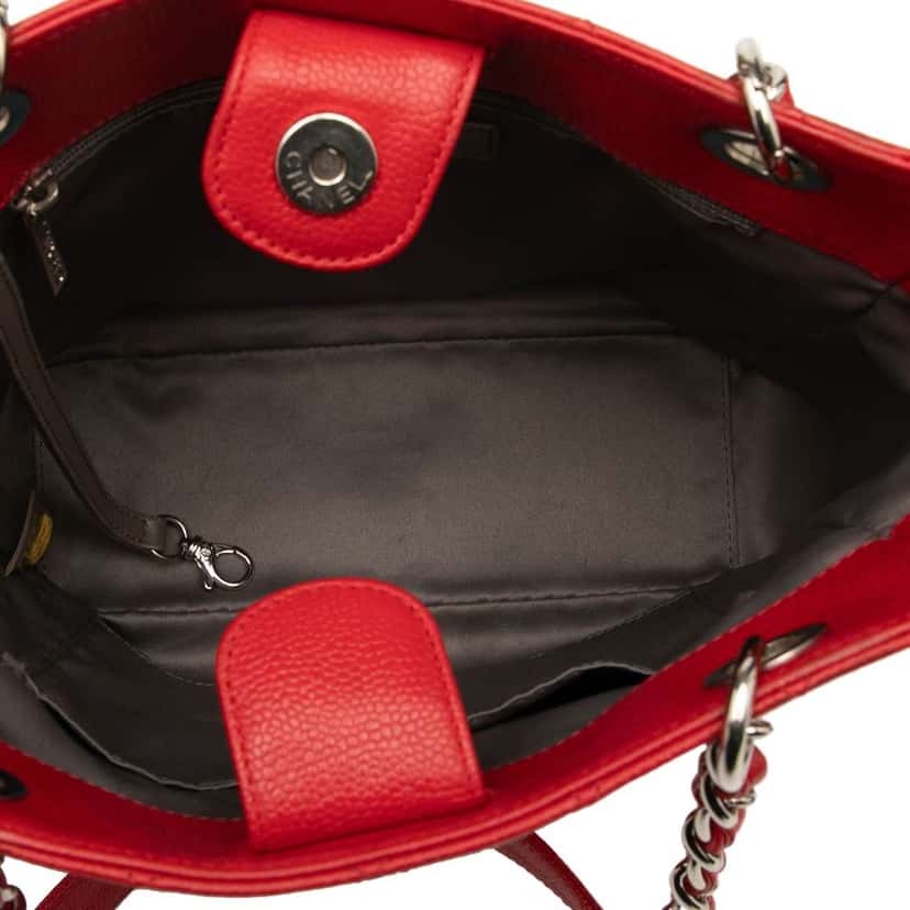 Chanel Caviar Petite Shopping Tote Red Leather Very good condition - Model View