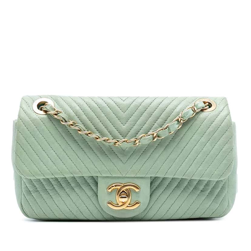 Chanel Small Chevron Wrinkled Calfskin Medallion Charm Surpique Flap Green Leather Good condition - Front View