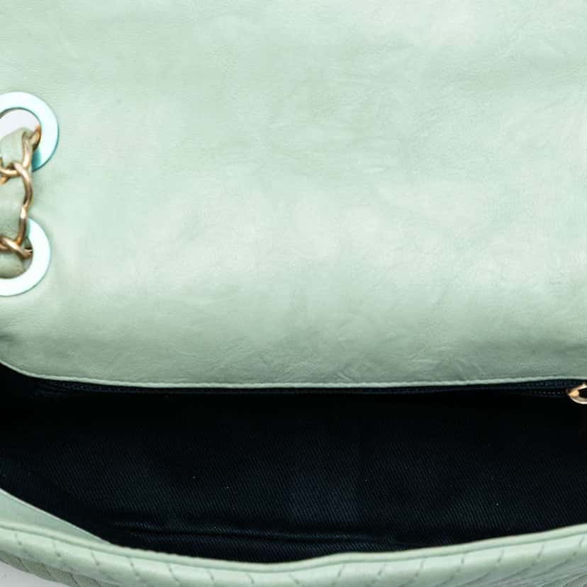 Chanel Small Chevron Wrinkled Calfskin Medallion Charm Surpique Flap Green Leather Good condition - Model View