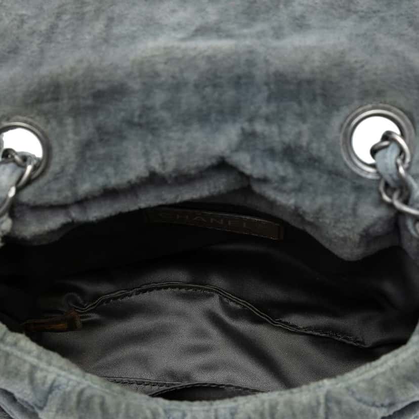 Chanel Paris Moscou Mini Velvet Bubble Quilt Flap Grey Velvet Very good condition - Model View