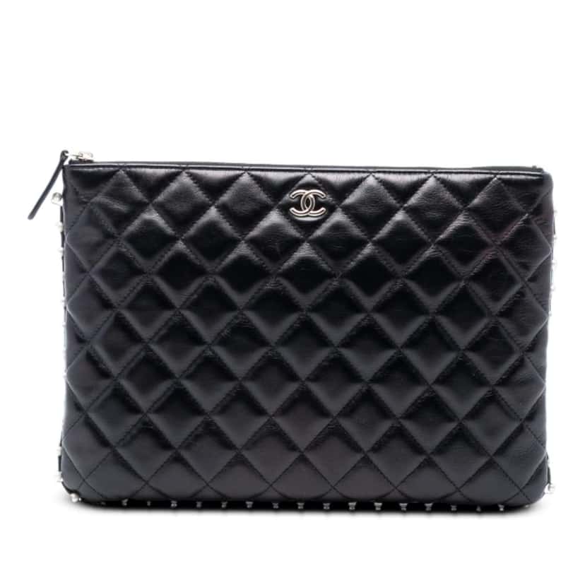Chanel Medium Quilted Lambskin Pearl O Case Clutch Black Leather Good condition - Front View