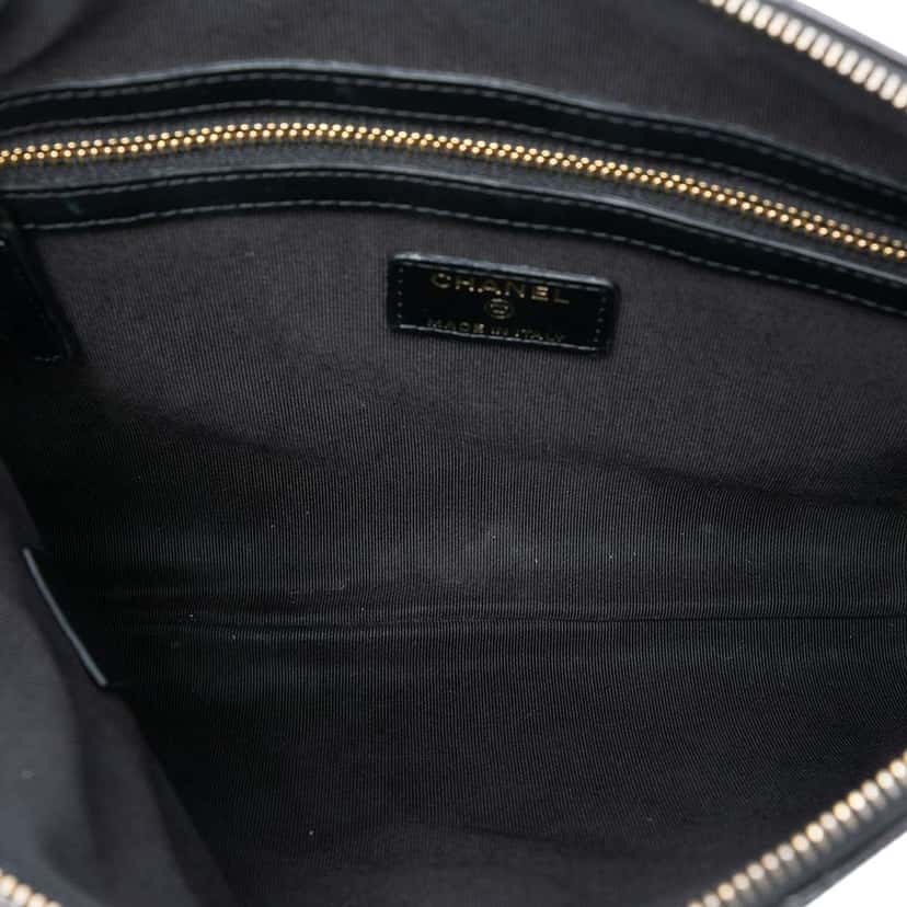 Chanel Medium Quilted Lambskin Pearl O Case Clutch Black Leather Good condition - Model View