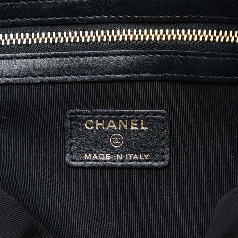Chanel Medium Quilted Lambskin Pearl O Case Clutch Black Leather Good condition - Box View