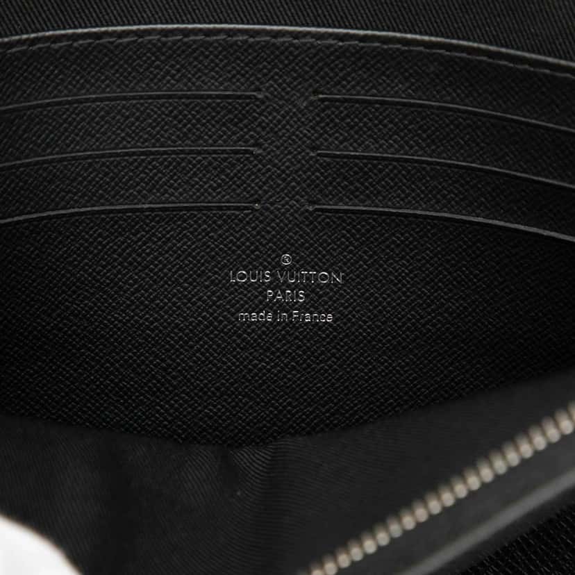 Louis Vuitton Taiga Pochette Voyage MM Black Leather Good condition - Box View