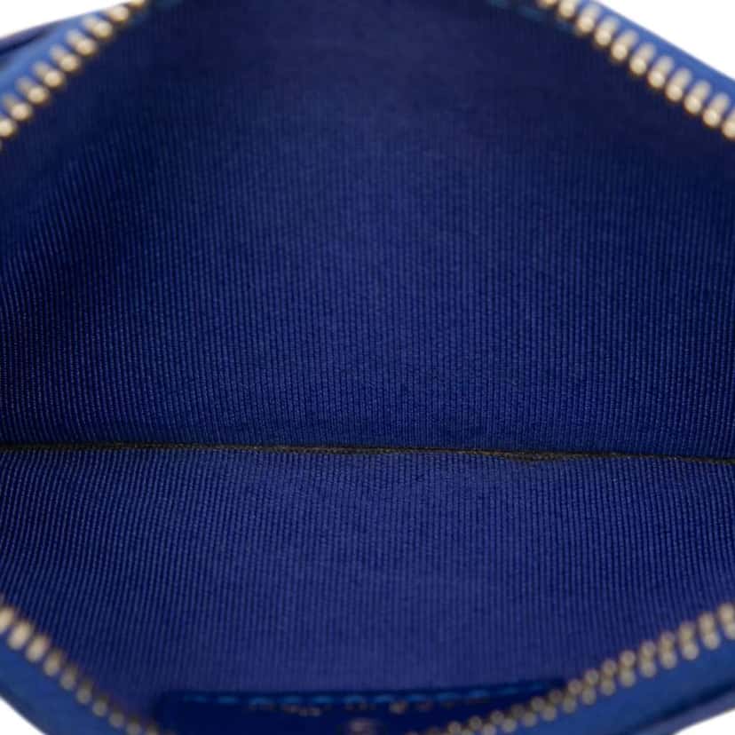 Chanel CC Chevron Calfskin Zip Wallet Blue Leather Good condition - Model View