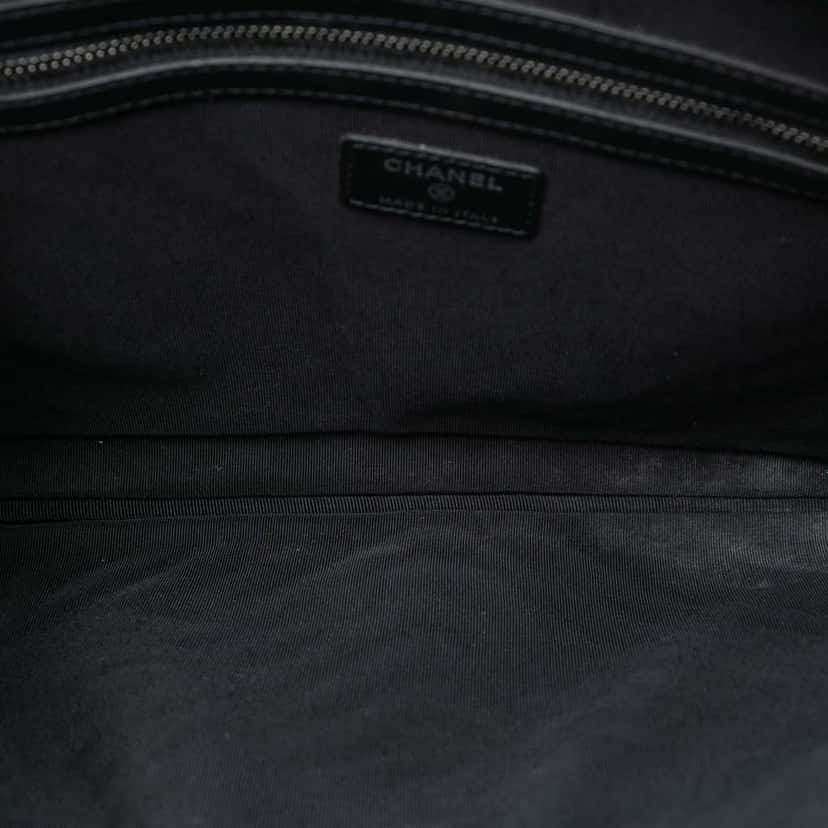 Chanel Large CC Chevron Iridescent Caviar O Case Clutch Purple Leather Very good condition - Model View