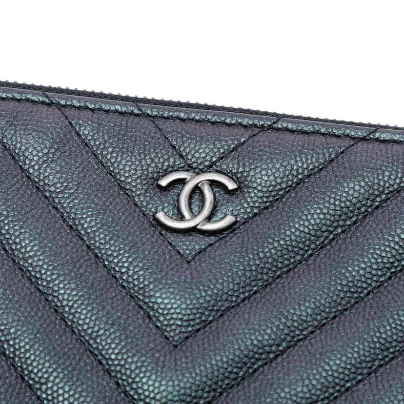 Chanel Large CC Chevron Iridescent Caviar O Case Clutch Purple Leather Very good condition - Box View