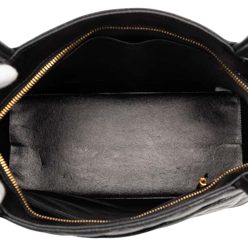 Chanel Caviar Medallion Tote Black Leather Good condition - Model View