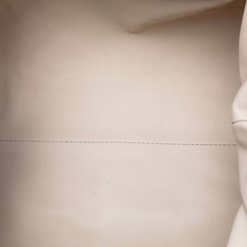 Bottega Veneta Lambskin The Pouch White Leather Good condition - Model View
