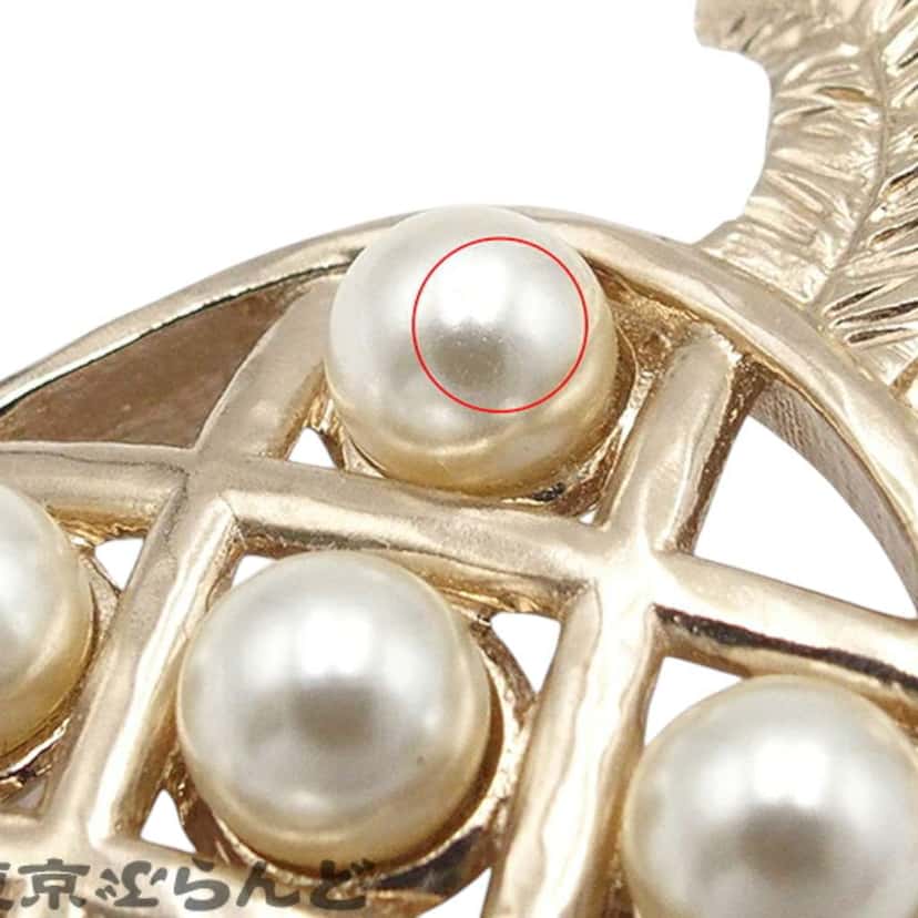 Chanel Gold Plated Faux Pearl Pineapple Pin Brooch Gold Metal Good condition - Model View
