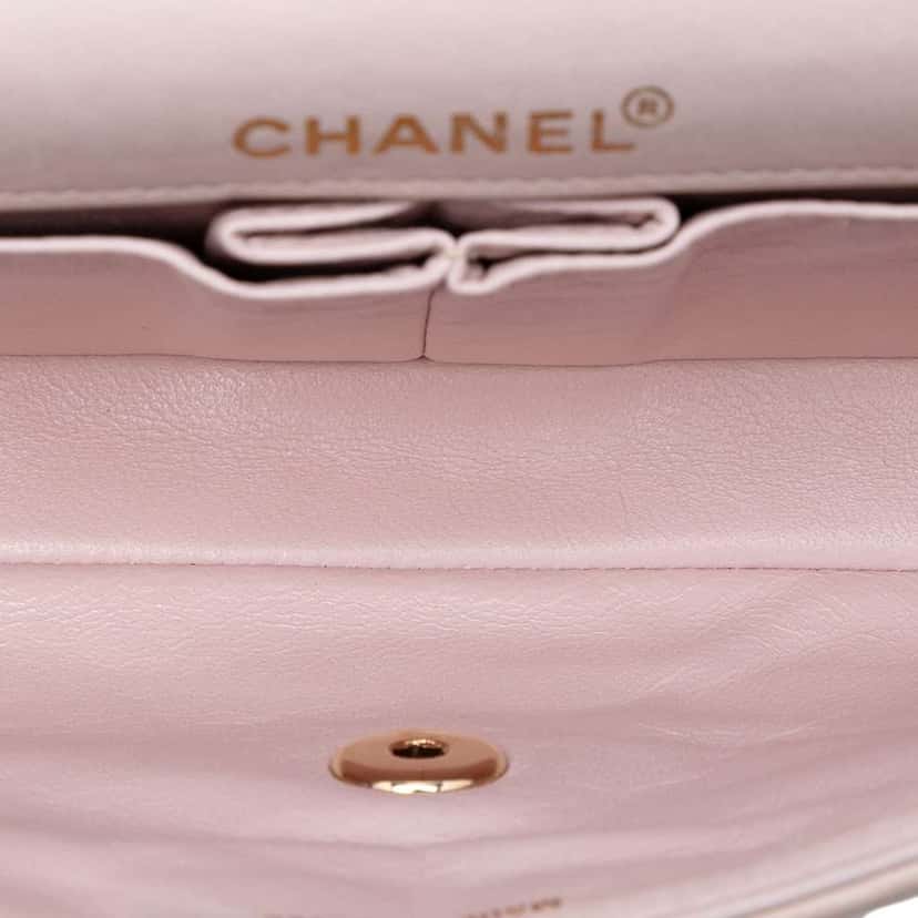 Chanel Chocolate Bar Lambskin East West Flap Brown Leather Good condition - Model View