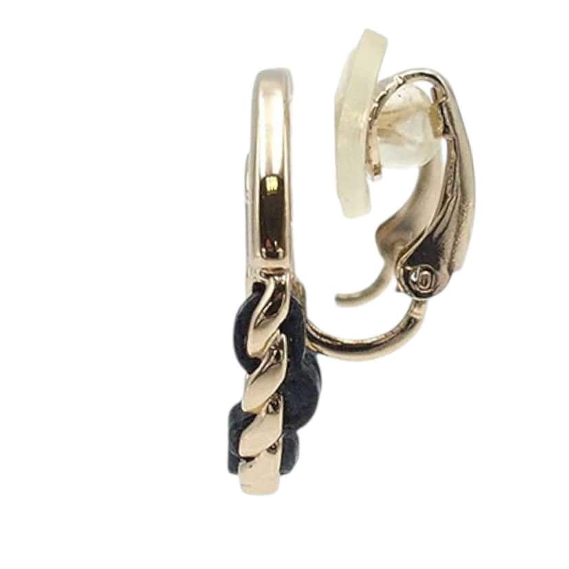 Chanel Gold Plated Leather Woven CC Round Clip on Earrings Gold Metal Very good condition - Model View