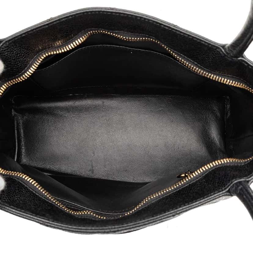 Chanel Caviar Medallion Tote Black Leather Good condition - Model View