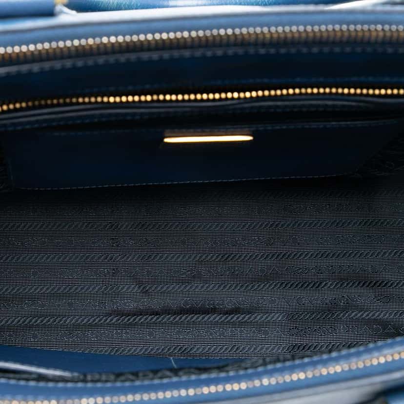Prada Large Saffiano Lux Galleria Double Zip Tote Blue Leather Good condition - Model View