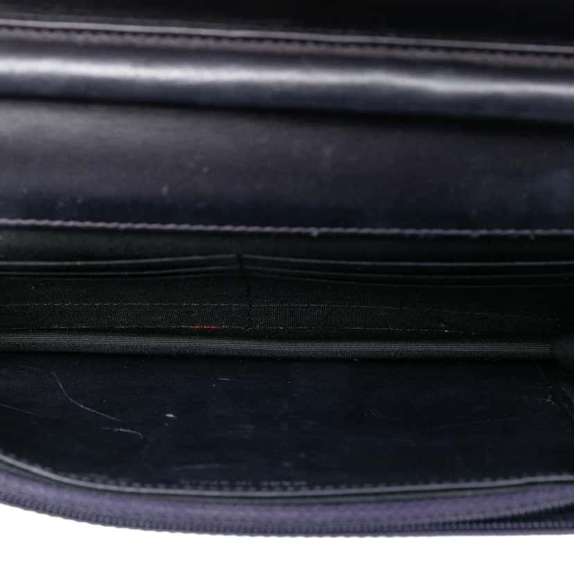 Chanel CC Caviar Wallet On Chain Purple Leather Good condition - Model View