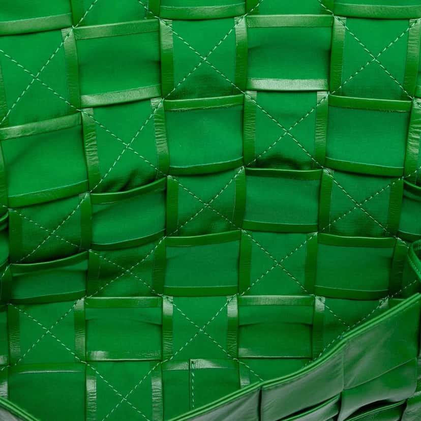 Bottega Veneta Stretch Paper Calfskin Intrecciato Cassette Crossbody Green Leather Good condition - Model View