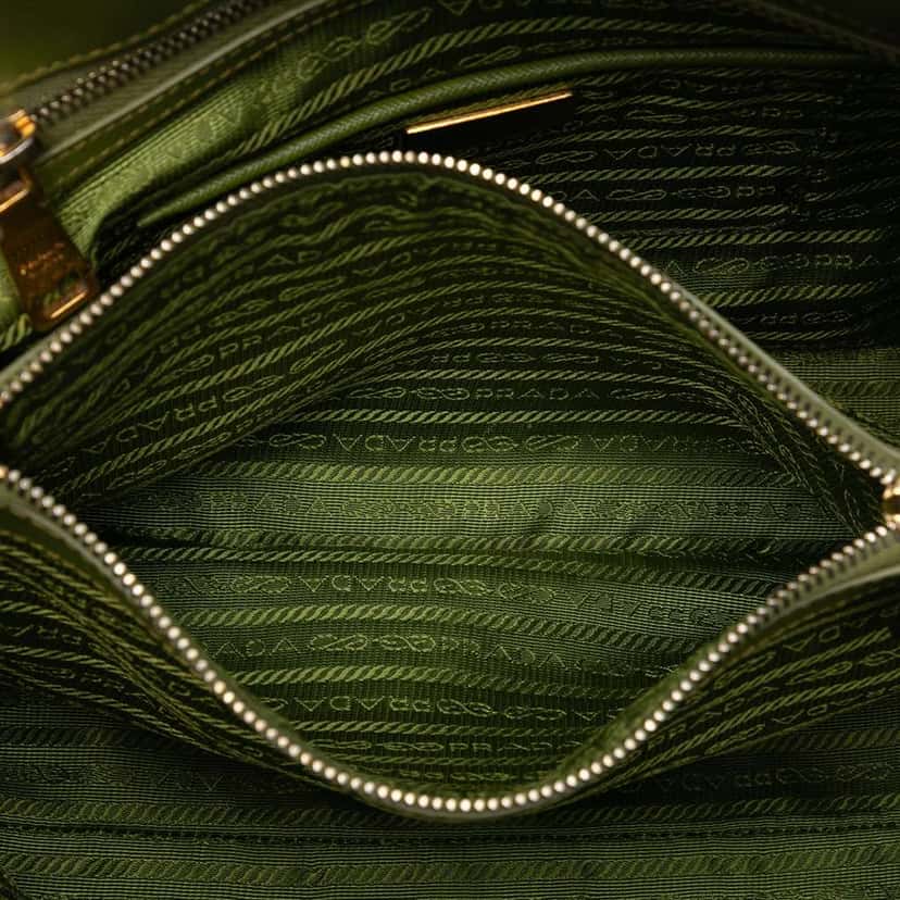 Prada Large Saffiano Lux Promenade Satchel Green Leather Good condition - Model View