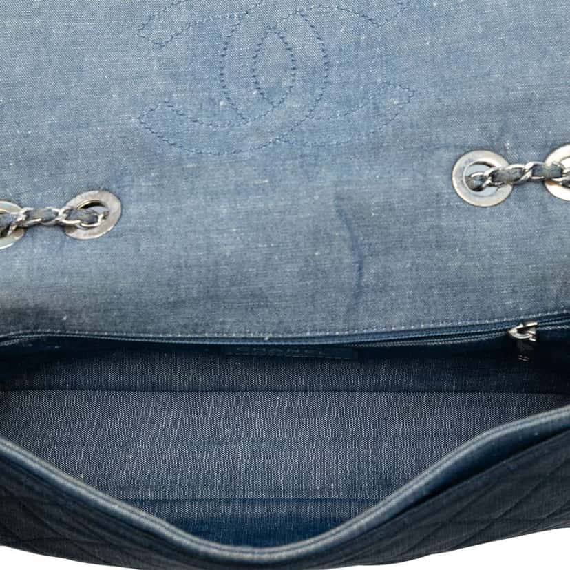 Chanel Medium Bicolor Quilted Denim Medallion Flap Blue Denim Good condition - Model View