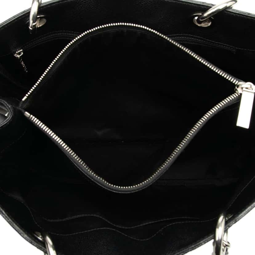 Chanel Caviar Grand Shopping Tote Black Leather Good condition - Model View