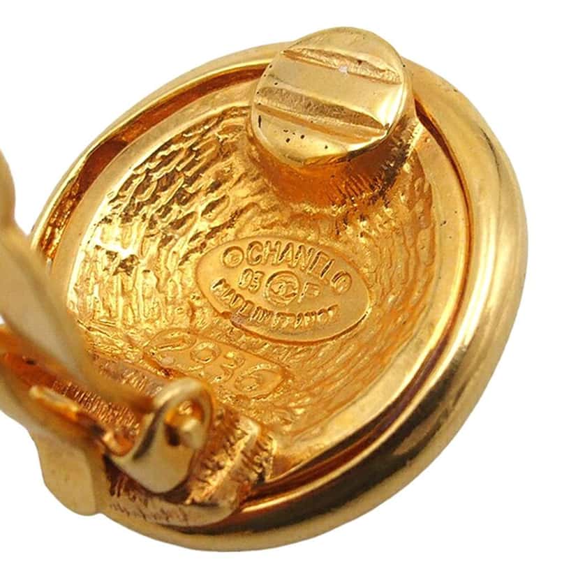 Chanel CC Gold Plated Round Clip On Earrings Gold Metal Good condition - Model View