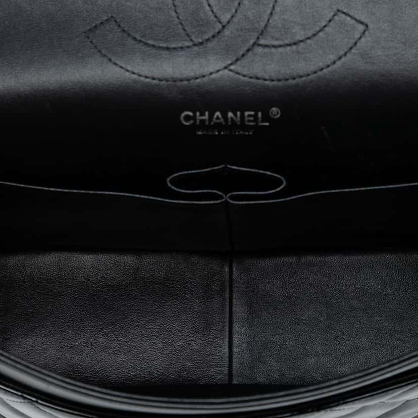 Chanel Jumbo Classic Patent Double Flap Black Leather Good condition - Model View