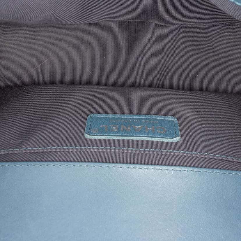 Chanel Old Medium Glazed Calfskin Boy Flap Blue Leather Good condition - Model View