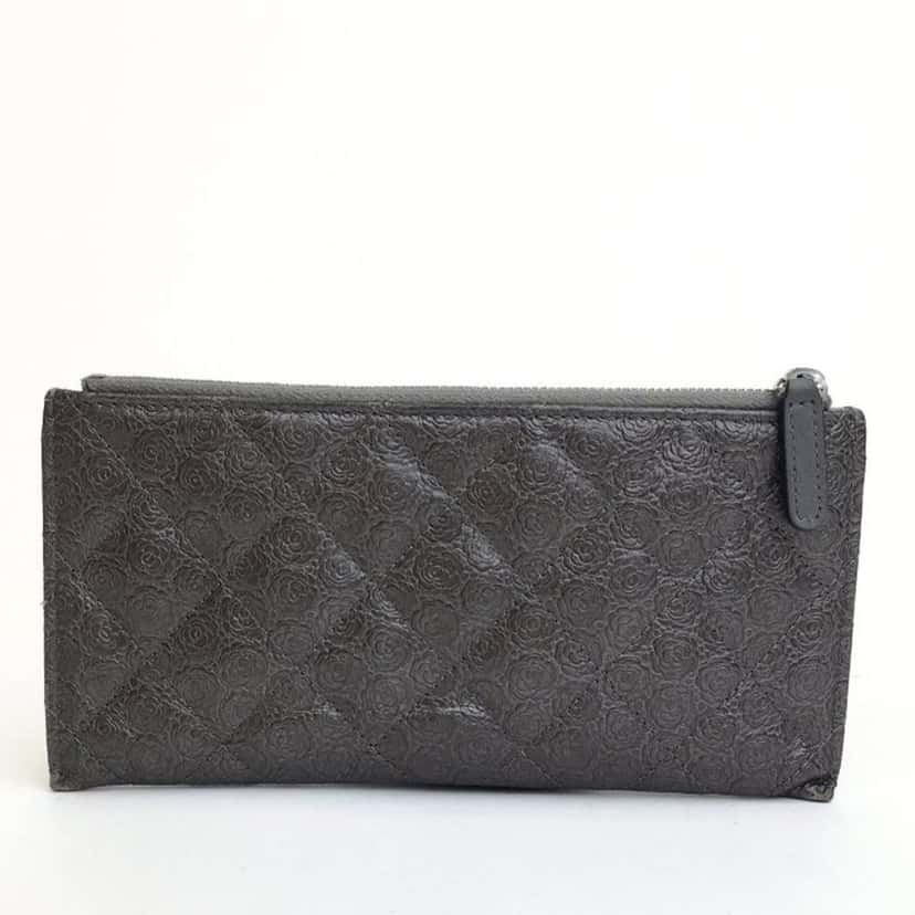 Chanel Quilted Lambskin Camellia Zip Pouch Grey Leather Good condition - Back View