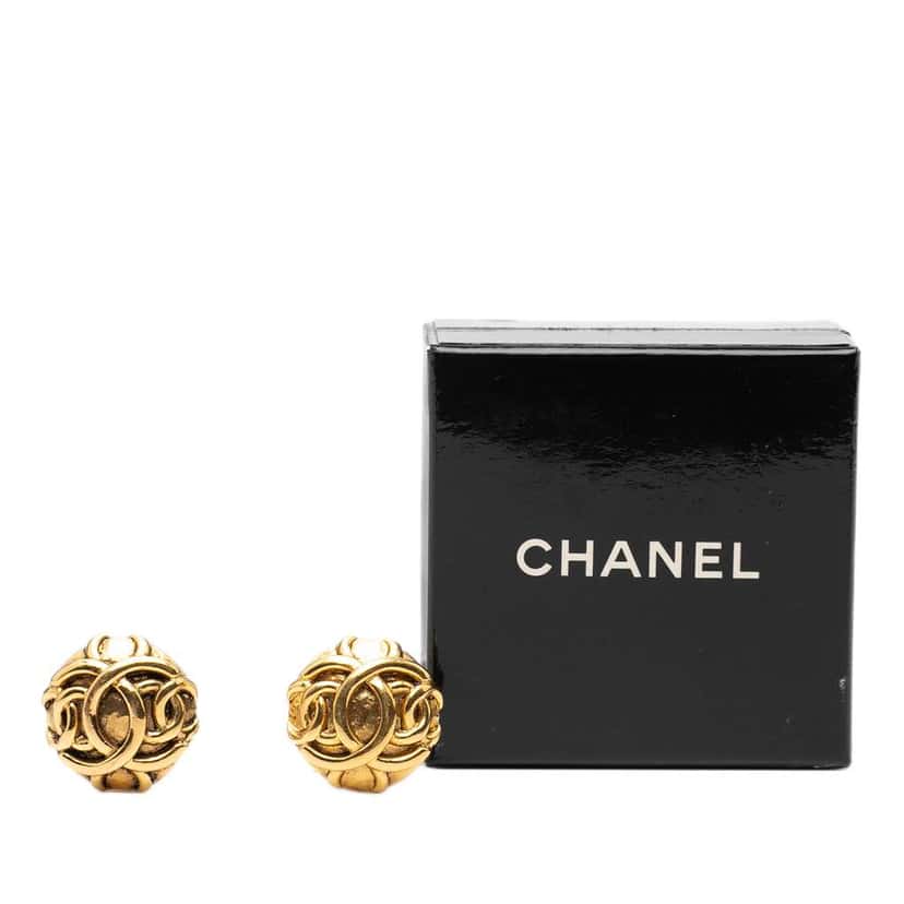 Chanel CC Gold Plated Round Clip On Earrings Gold Metal Good condition - Model View