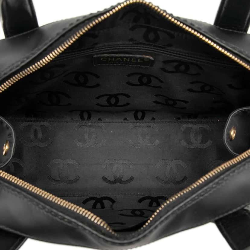 Chanel CC Quilted Calfskin Wild Stitch Handbag Black Leather Good condition - Model View