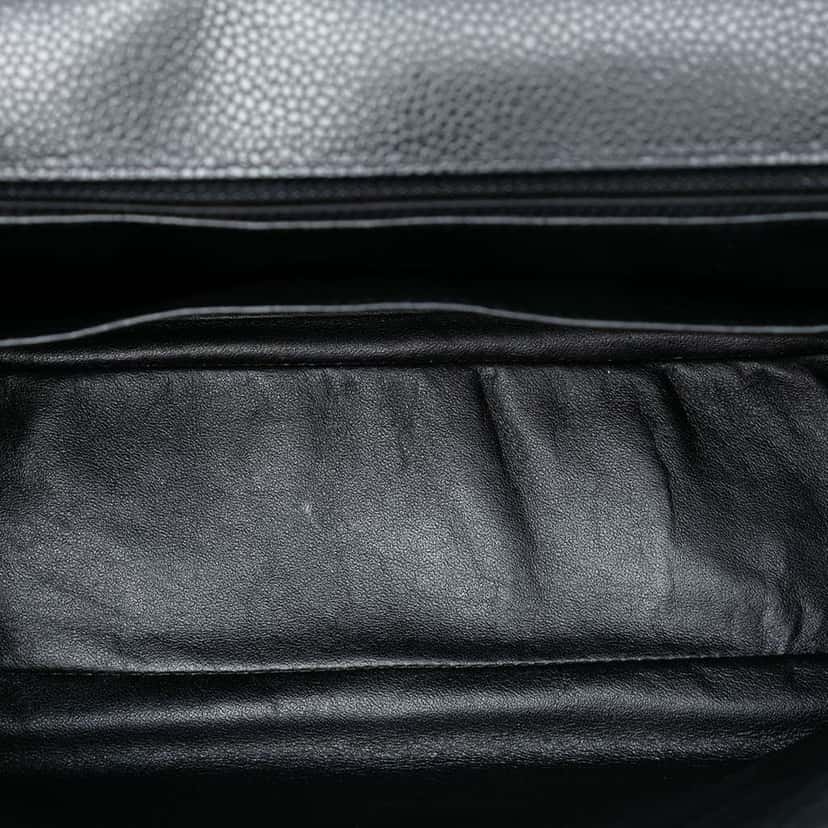 Chanel Maxi Classic Caviar Single Flap Black Leather Good condition - Model View